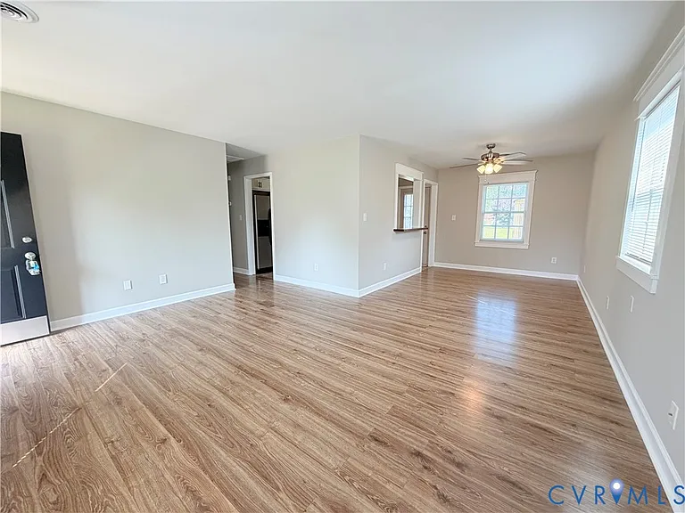 526 Roslyn Ave — Photo 7