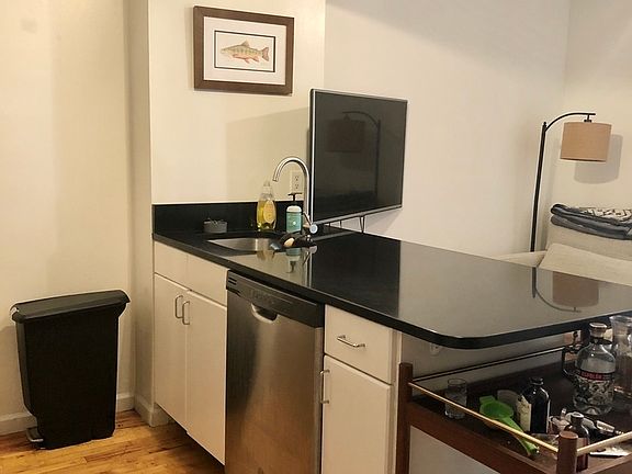 5th image of 190 E 7th St APT 502