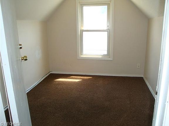5th image of 253 Fairlawn Ave