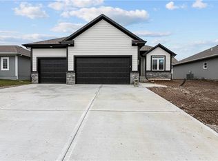 330 SE Highland Park Dr, Lees Summit, MO 64063