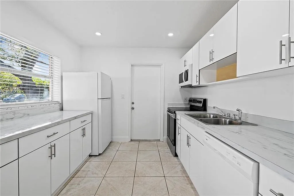 2 bed, 1.0 bath, 900 sqft, $2,050 — Photo 3