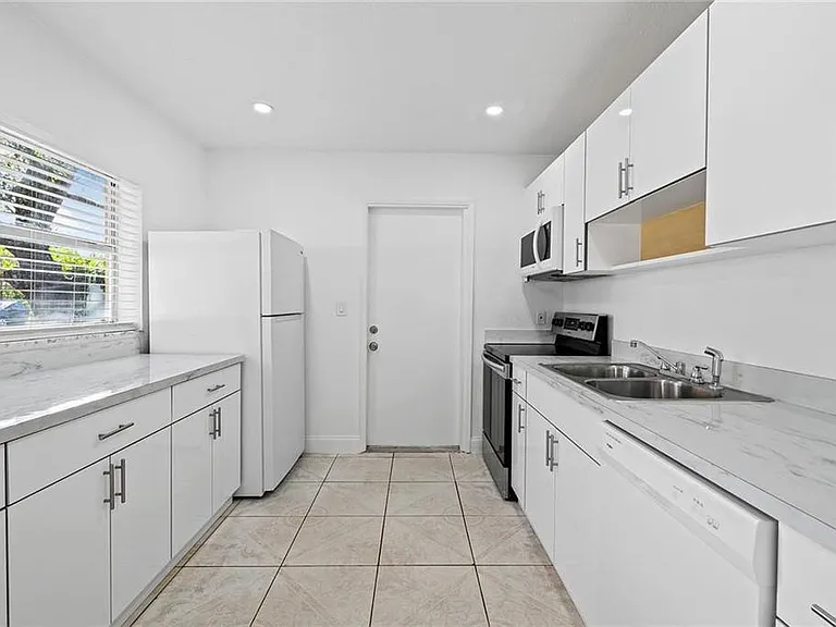 583 NW 17th Pl — Photo 3