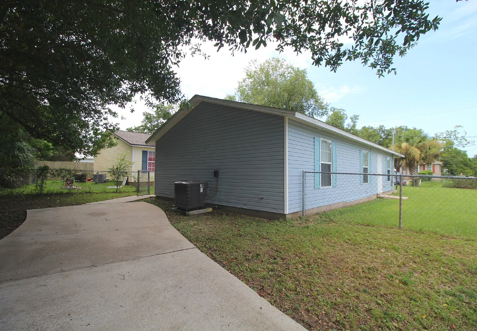 3 bed, 1.0 bath, 1041 sqft, $1,395 — Photo 2