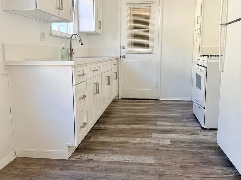 10942 Moorpark St — Photo 20