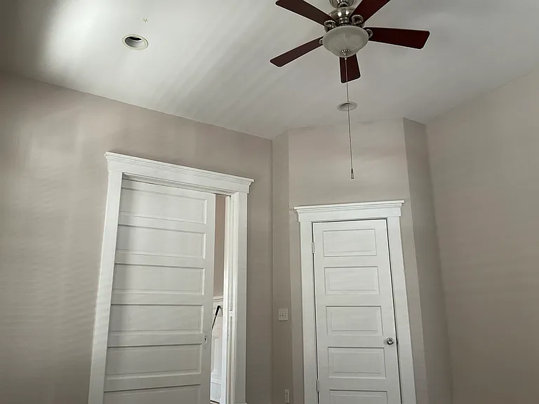 905 E Henry St #A — Photo 6