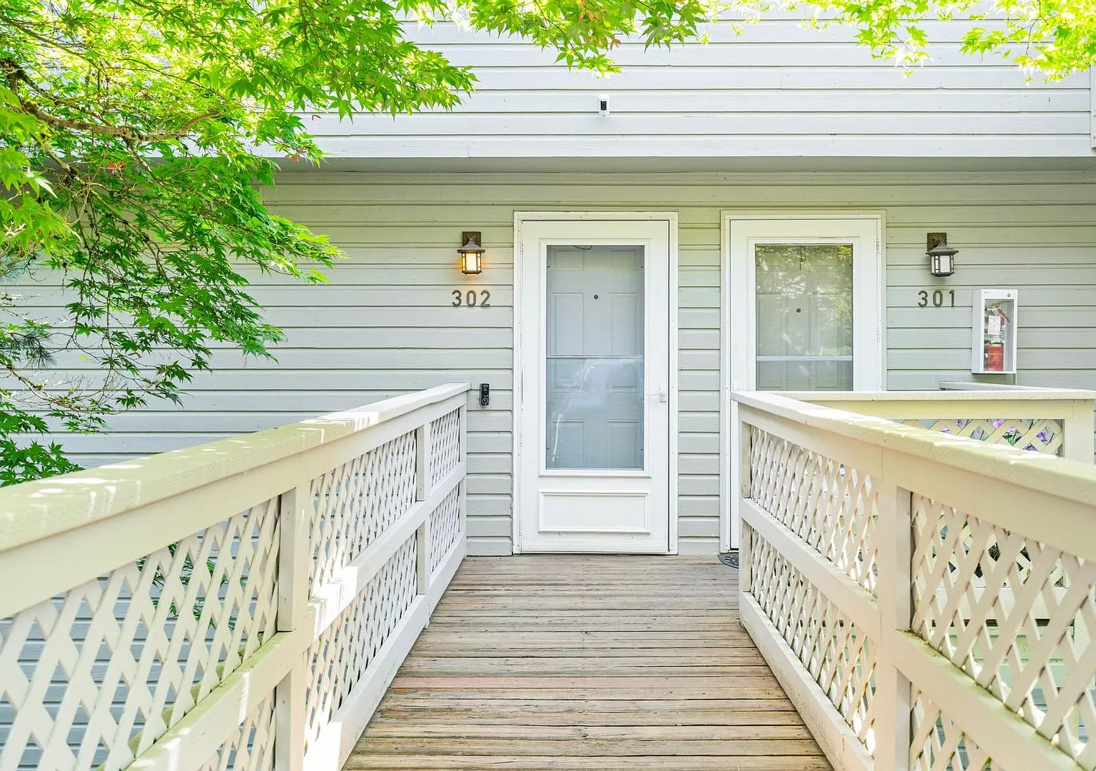 $600 off 1st month! Beautiful, bright 2-bdrm/2.5-bath Lake Oswego condo. W/D, covered parking, po... — Photo 3