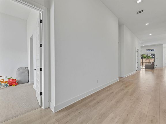 5th image of 2941 Delaware St