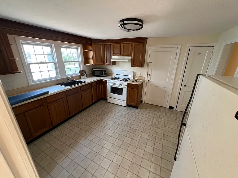 521 Burncoat St #1 — Photo 5