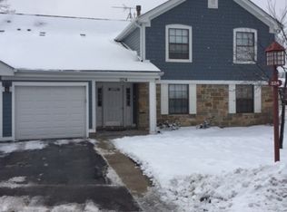 324 Silverwood Ct APT B2, Schaumburg, IL 60193