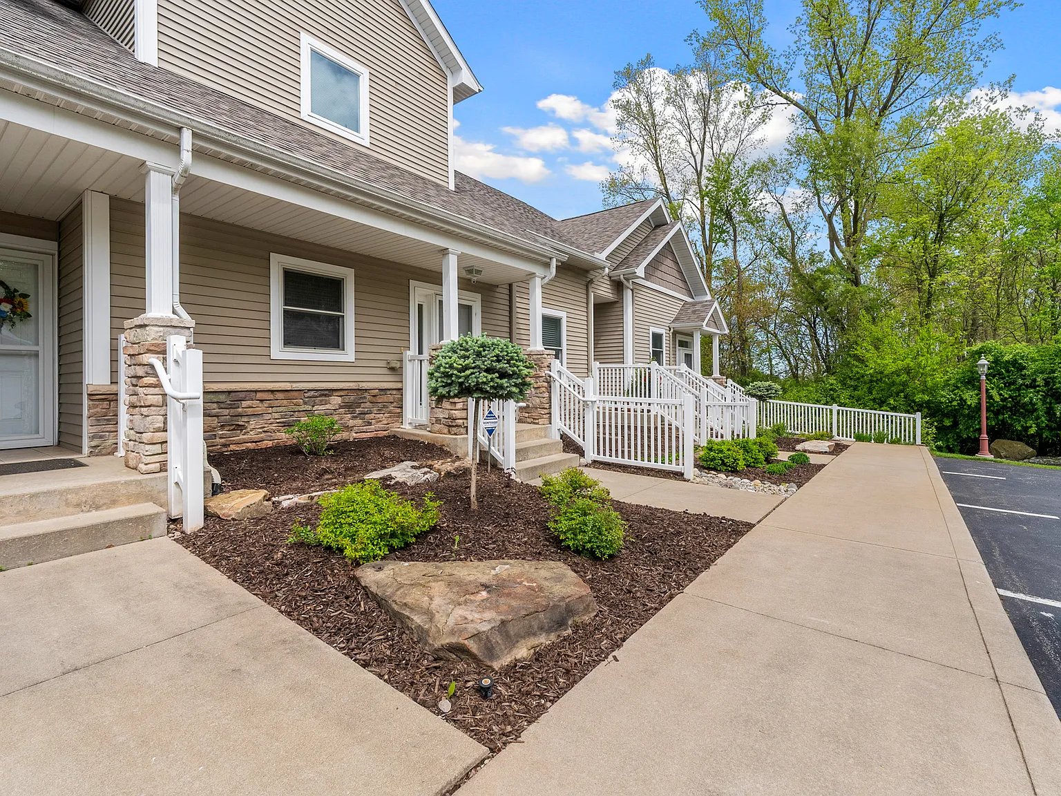 2 bed, 1702 sqft, $2,200 — Photo 4