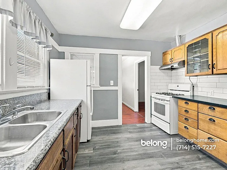516 S Van Ness Ave — Photo 9