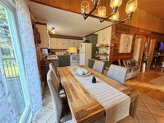 4th image of 482 Valcourt Rd