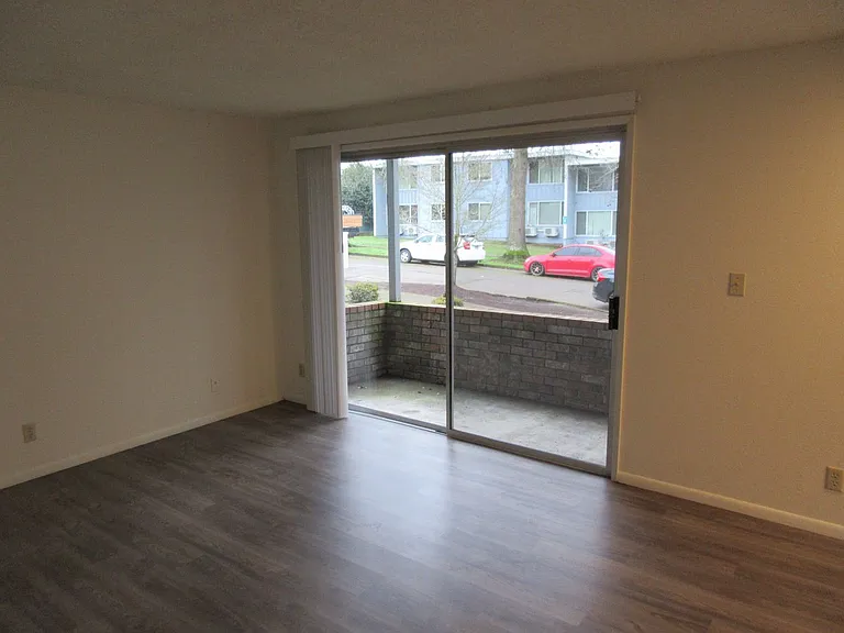 One Bedroom Apartment by Bush Park — Photo 7