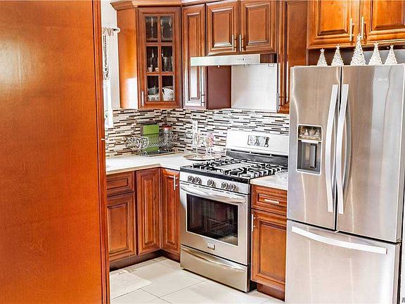 3rd image of 21028 Hollis Ave