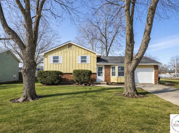 806 Manor Ct, Sedalia, MO 65301