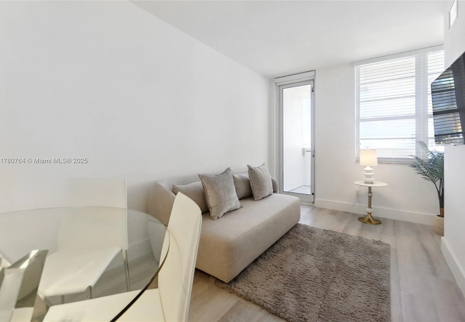 The Decoplage Condo — Photo 3