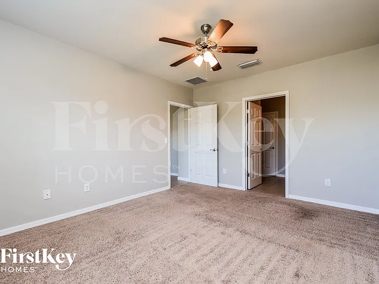 2704 SW 32nd St — Photo 9
