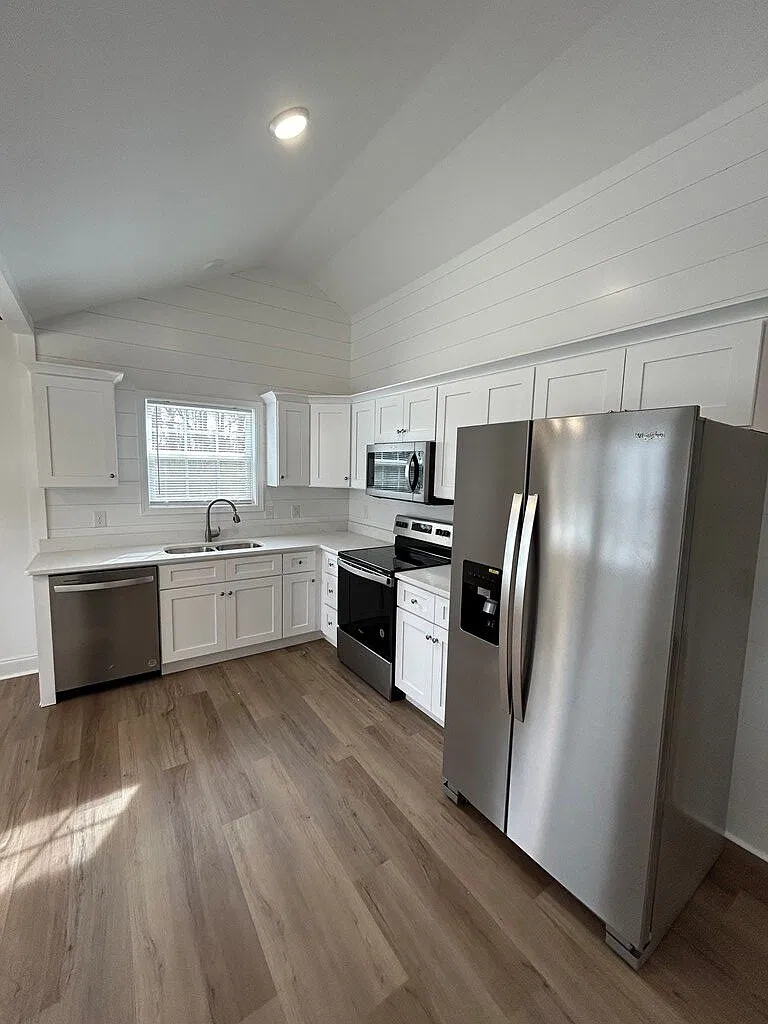2 bed, 1.0 bath, $1,300 — Photo 2