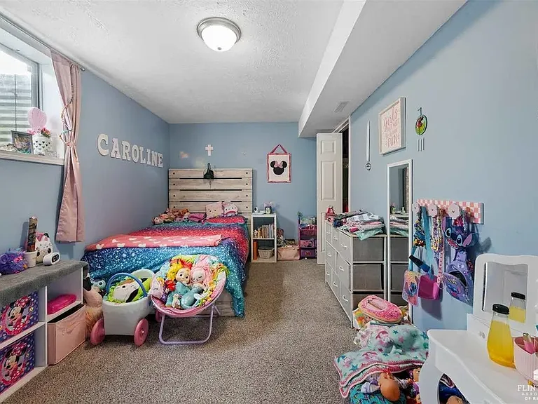 308 Harvey Cir — Photo 7