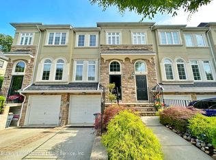 93 Presentation Cir, Staten Island, NY 10312