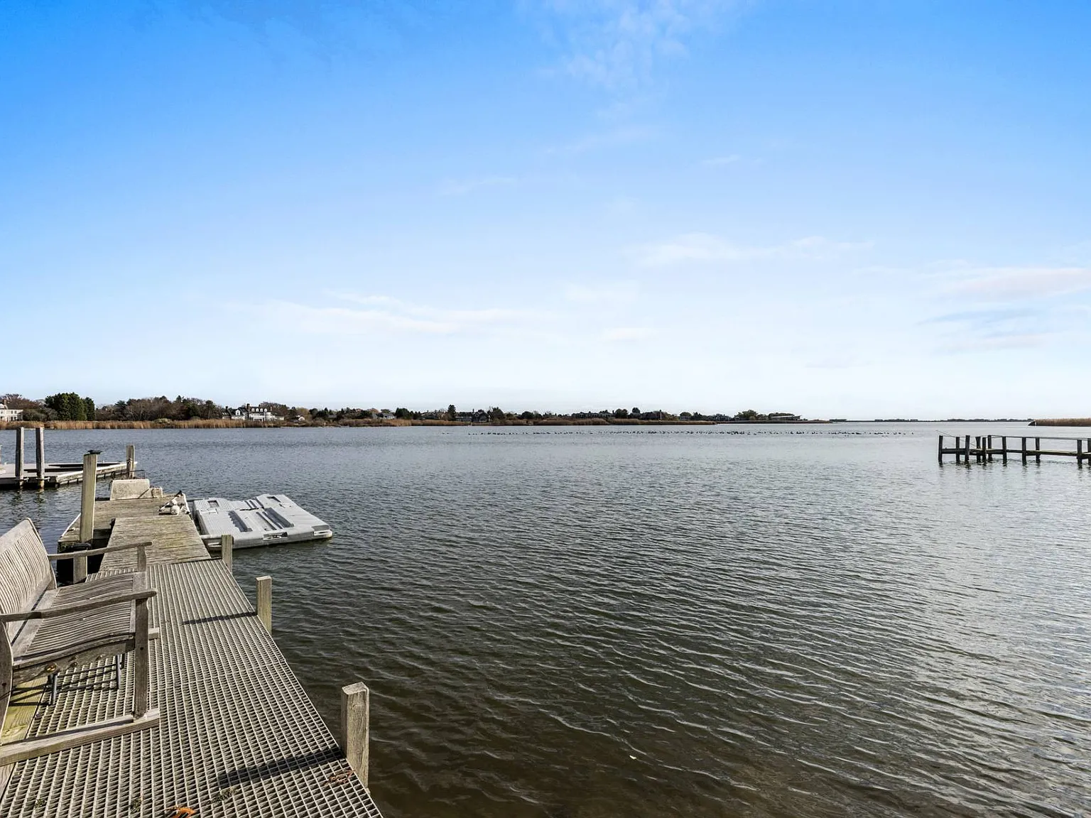 South of the Highway Estate with Waterviews & Private Dock — Photo 2