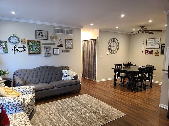5th image of 2S705 Winchester Cir E Unit 4