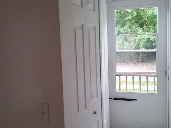 409 Raeburn view to front entrance