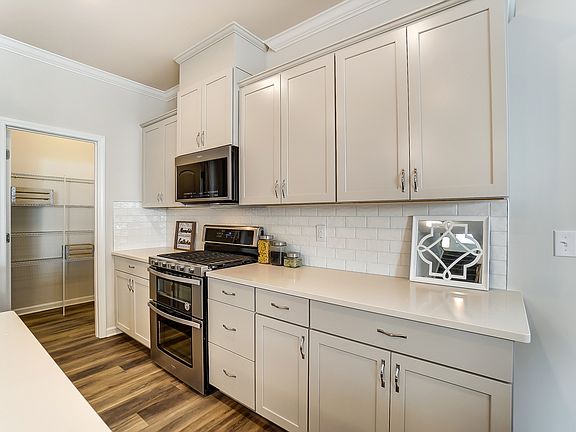 Photo representation of the Amelia plan. Colors, finishes and options will vary.