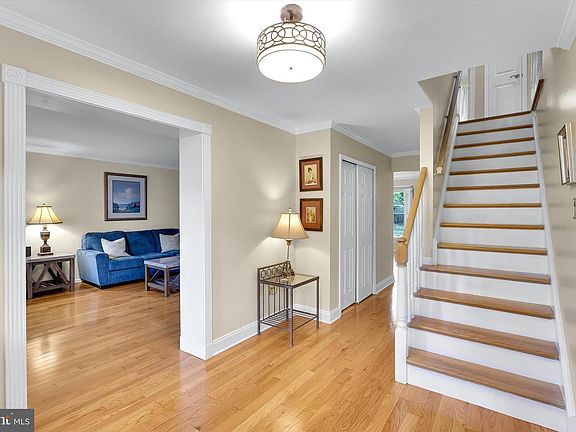 5th image of 203 S Esther Ln