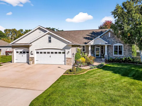 1516 Kingswood Dr, Neenah, WI 54956