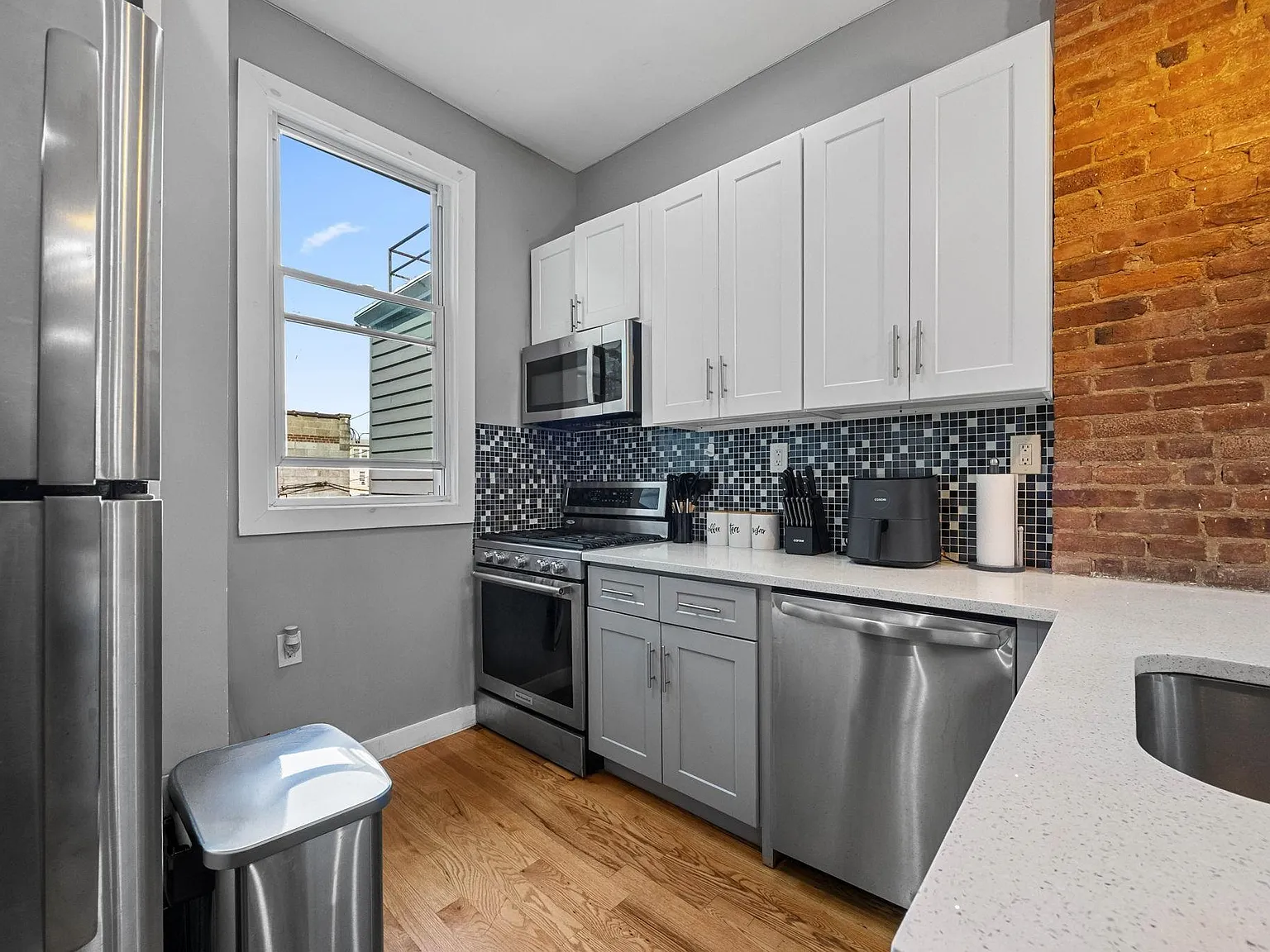 3 bed, 1.5 bath, 1400 sqft, $2,650 — Photo 2