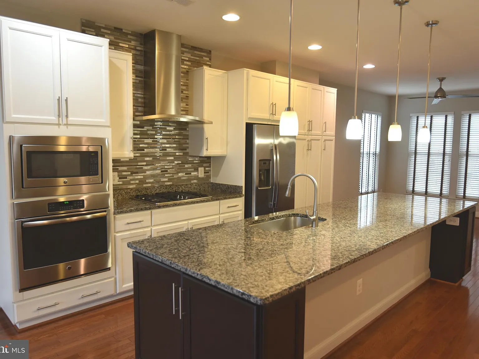 3 bed, 3.5 bath, 2334 sqft, $4,000 — Photo 2