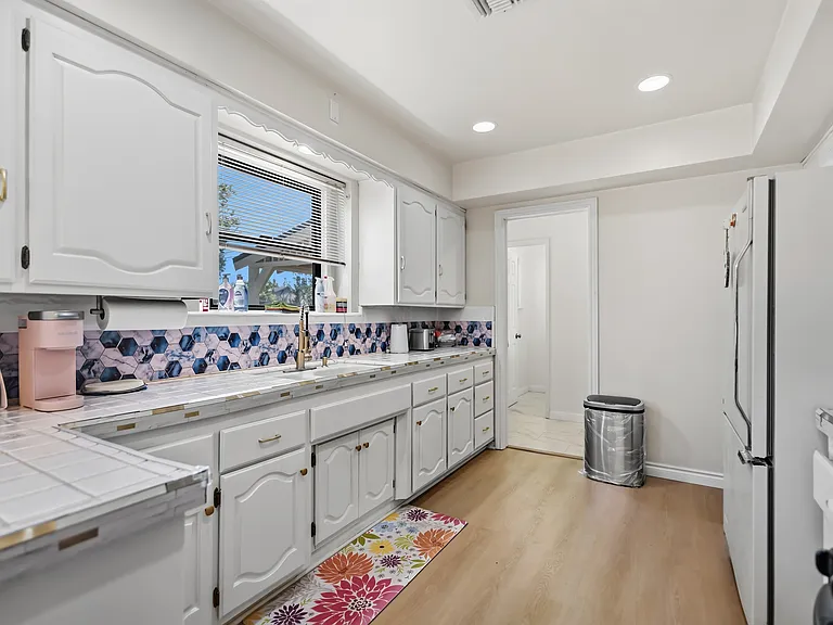 750 E Mountain View Ave — Photo 12
