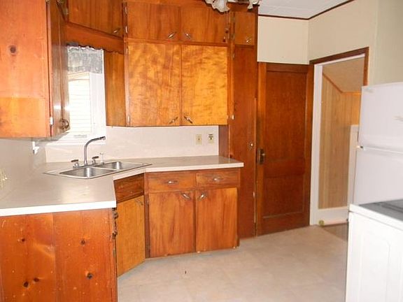 2nd image of 713 Hazel Ave