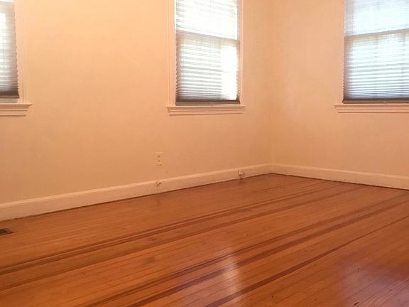 2nd image of 120 SE Saint Margarets St