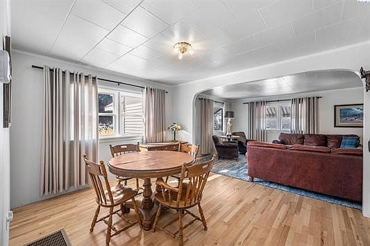 4th image of 201 E Cooper St