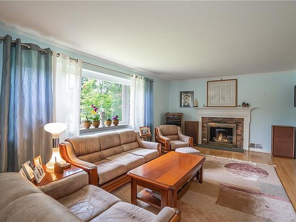 4th image of 24 Homeside Ln