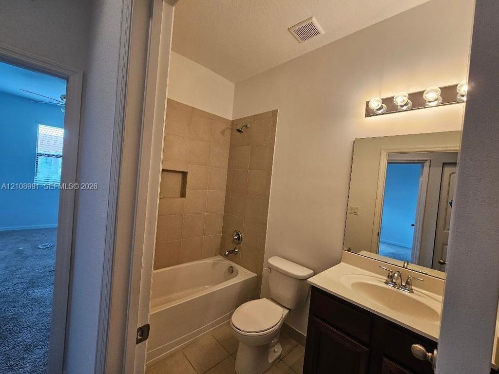 1088 NW 33rd Ct, photo 3