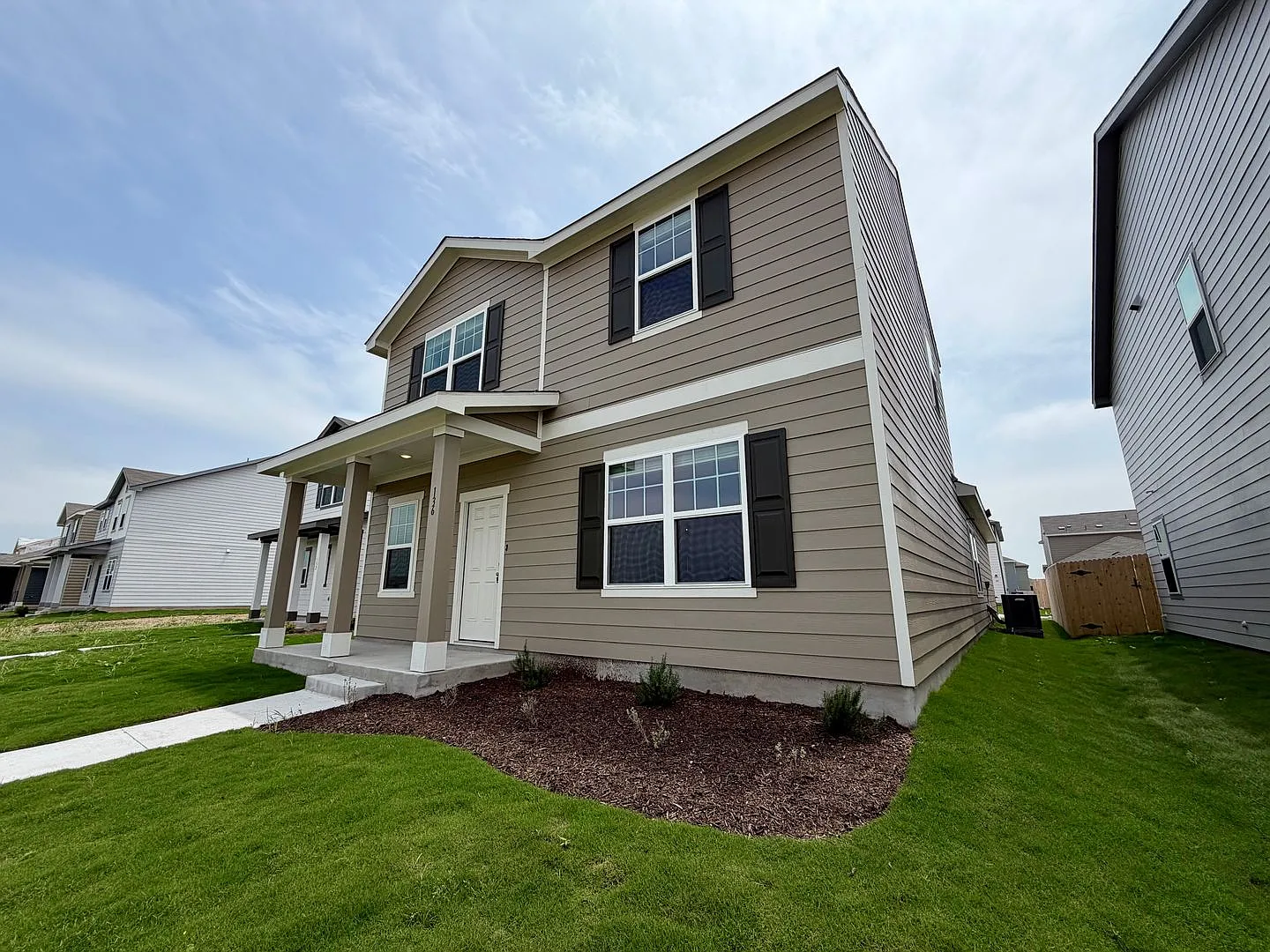 Charming 3-Bed, 2.5-Bath Home with Fenced Yard & 2-Car Garage in Taylor — Photo 1