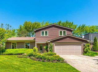 1010 W Cypress Dr, Arlington Heights, IL 60005