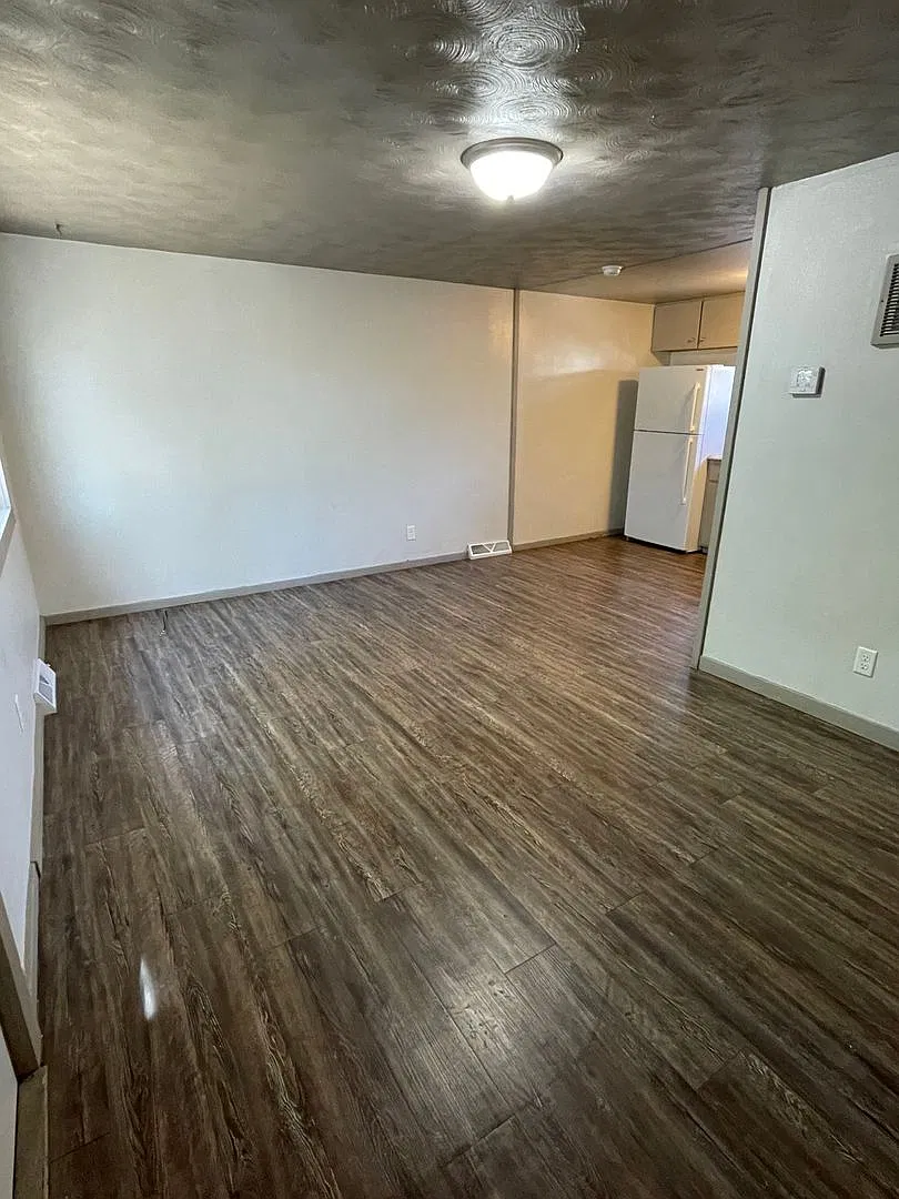 2 Bedroom, 1 Bathroom Centrally Located Duplex for Rent — Photo 3