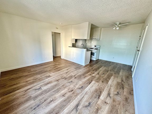 3rd image of 7423 N Lankershim Blvd APT 27