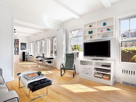 2nd image of 11 W 69th St #Pha