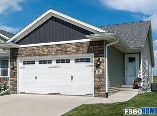 1392 Applewood Dr, Fairfax, IA 52228