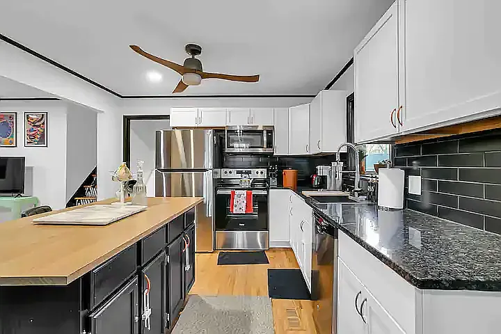 9104 W 69th Ter — Photo 3