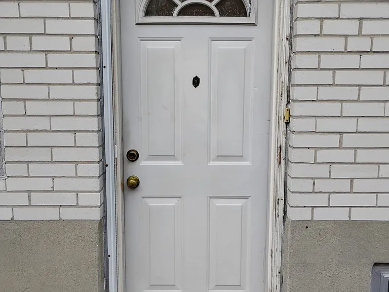 37 Madawaska Ave — Photo 2