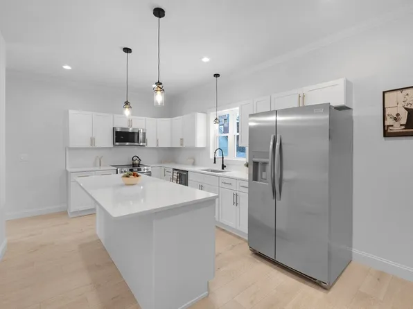 104 Lincoln St, Holyoke, MA 01040