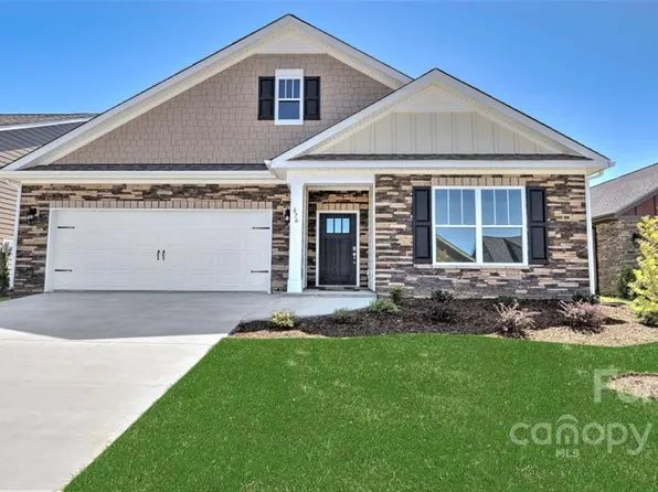 93 Fox Cove Rd, Hendersonville, NC 28792