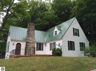 11 Winnebago St, Frankfort, MI 49635