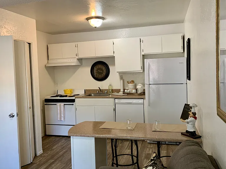 Sunset Vista Apartments — Photo 9